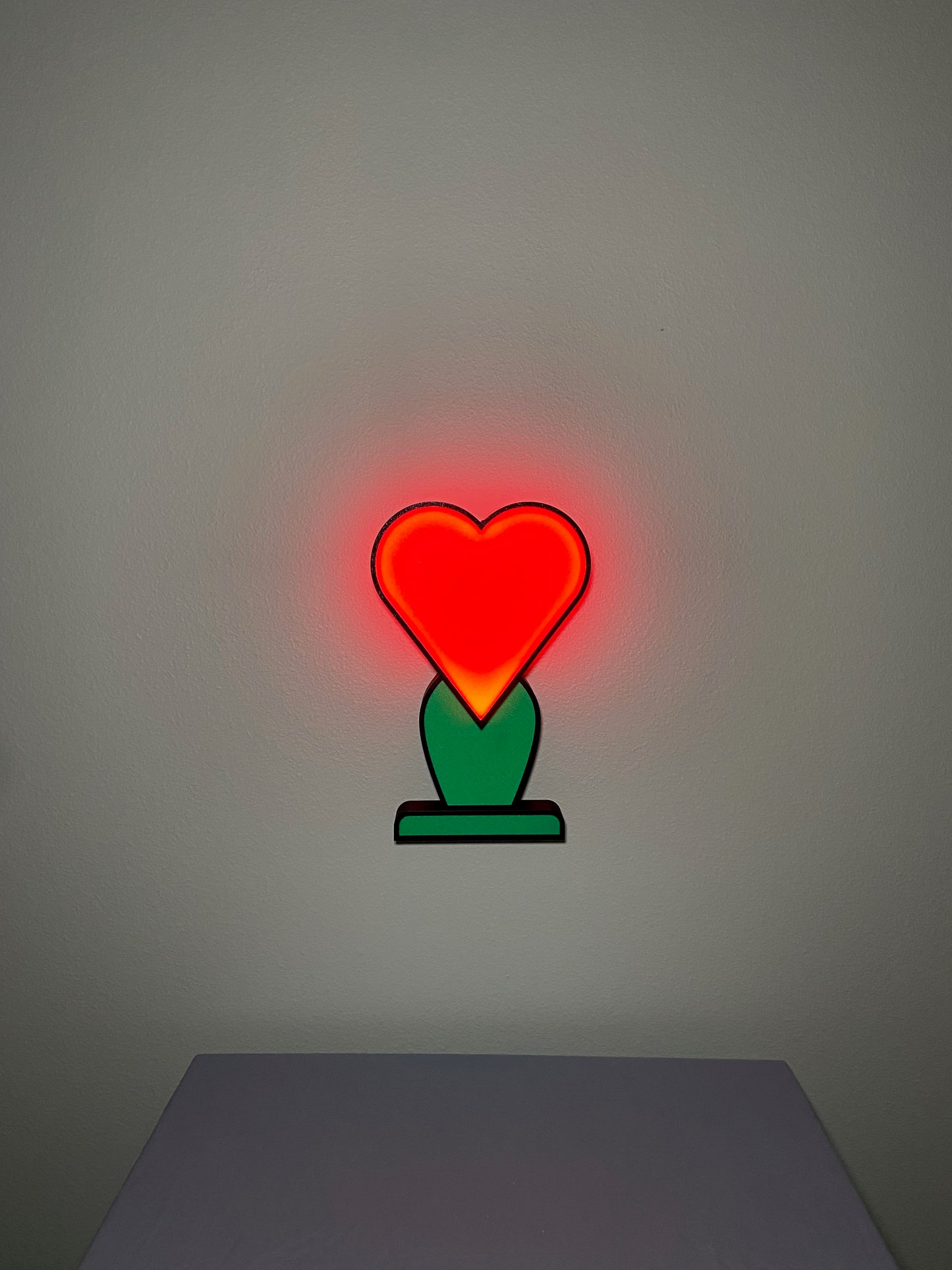 Iconic 2D Heart Lamp, Red/Green, On